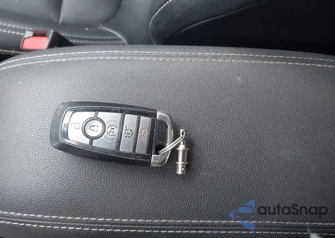 2020 Ford Escape Titanium z USA, uszkodzony, nr VIN 1FMCU9J95LUB27967